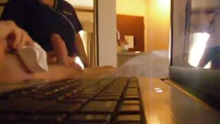 Дотуур байрны хөршөөр нүдний шилтэй оюутан
