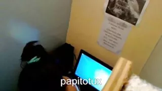 Залуу шатсан хар үстэй нь masturbation ирж, түүний pussy дараа секс