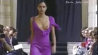 Охин нь хүсэл тэмүүлэлтэй бэлгийн харьцаанд зориулж ном уншихаа хойшлуулав