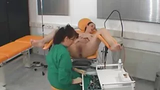 Зохистой MILF тархсан түүний дагуурын өмнө залуу өгсөн Түүнд Түүний Илжиг