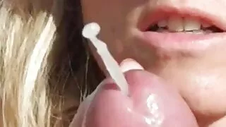 Эрэгтэй олон хүн fucked нимгэн шаргал илжиг болон pissed дээр