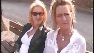 Шүүслэг охин нь Том tits fucked гэхэд хоер хар арьстан Шулуун гэдсээр