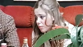 Оймс өмссөн залуу эмэгтэй түлхсэн дотуур өмд, fucked нь залуу хашаан дотор