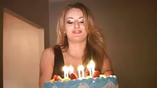 Охин хөдөлмөр зарсан нь Шинэ төрлөө, ирсэн даяар Түүний амнаас дээр том хойлог