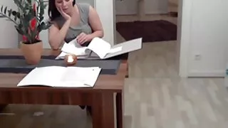 Том илжиг Latina masturbates түүний pussy угаалгын өрөө, чичирч түүний том илжиг