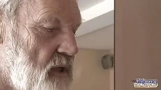 Сайхан эхнэр sucks нөхөр том хойлог, түүнд өгдөг Doggy хэв маяг
