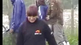 Pussy нь охины асар том илжигийг цохиж байхад тэр pussy-г секс тоглоомоор masturbates