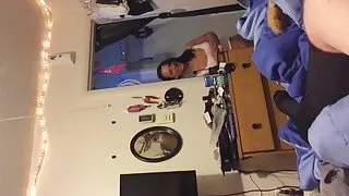 Унтлагын өрөөнд Guy бүлэг байна секс stepsister нь