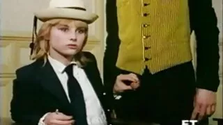 Дөчин настай шаргал нь Том Tits caresses түүний pussy нь vibrator үед хийц