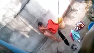 Будсан охин хөршийнхөө тахиа унаж гэж бодоогүй